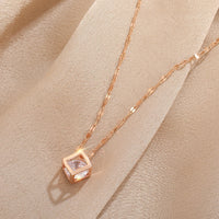 Lindo colar com pingente de cristal