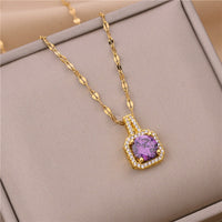 Lindo colar com pingente de cristal